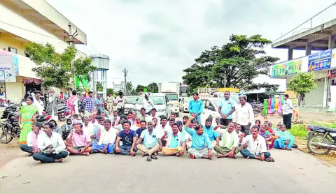 యూరియా కోసం రైతుల ధర్నా