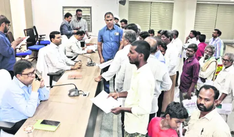 ఫిర్యాదుల పరిష్కారంపై ప్రత్యేక శ్రద్ధ 