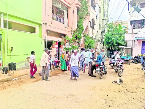 సర్వర్‌ పని చేయక పింఛను లబ్ధిదారుల ఇక్కట్లు