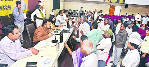 అర్జీల పరిష్కారంలో అలసత్వం తగదు 