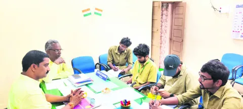 నిడమనూరు మార్కెట్‌ను  సందర్శించిన విద్యార్థులు