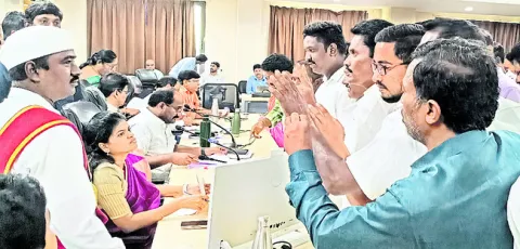 కాంట్రాక్టర్‌పై చర్య తీసుకోవాలి