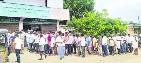 అందని యూరియా..ఆగని పోరు 