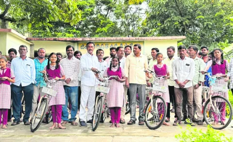 ప్రభుత్వ బడుల్లోనే చదువుదాం 