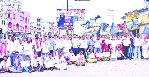 బనకచర్లను బాబుకు కట్టబెట్టేందుకే!
