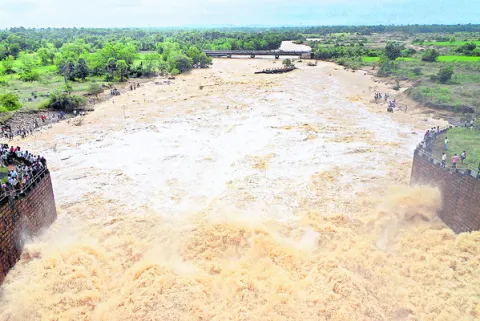 తమ్మిలేరు ఉగ్రరూపం 