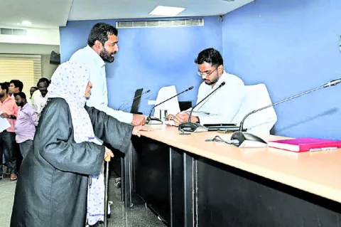 సమస్యలు సత్వరమే పరిష్కరించాలి