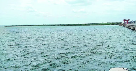 మంత్రి ఎదుటే  తమ్ముళ్ల బాహాబాహి  