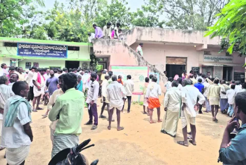 యూరియా కోసం తప్పని పాట్లు 