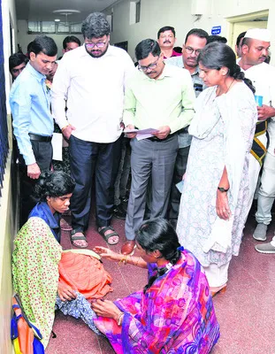 అమ్మలా ఆదరించి.. ఆదుకుంటానని భరోసా ఇచ్చి..
