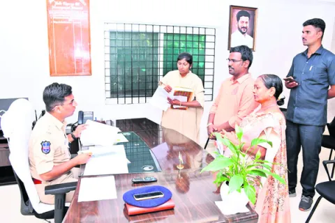 సంప్రదాయ పద్ధతిలో పండుగలు జరుపుకోవాలి 