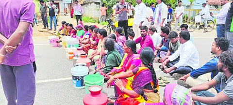  ఖాళీ బిందెలతో నిరసన