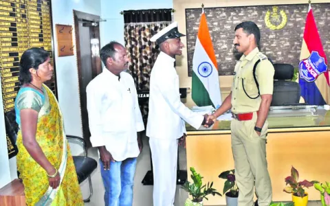 నేవీలో ఉద్యోగం సాధించిన యువకుడికి సీపీ అభినందన