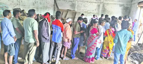 యూరియా కోసం బారులు 
