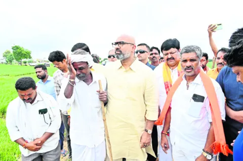 బాధితులను ఆదుకోవడంలో సర్కారు నిర్లక్ష్యం