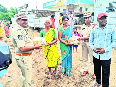 నిత్యవసర సరుకుల పంపిణీ 
