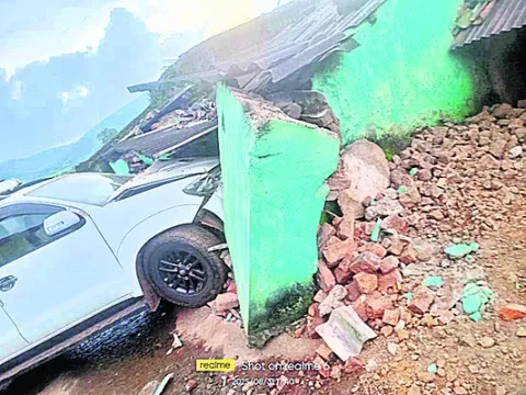 అదుపుతప్పి.. ఇంట్లోకి దూసుకుపొయి.. 