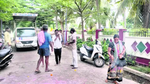తండ్రికి తలకొరివి పెట్టిన తనయ 