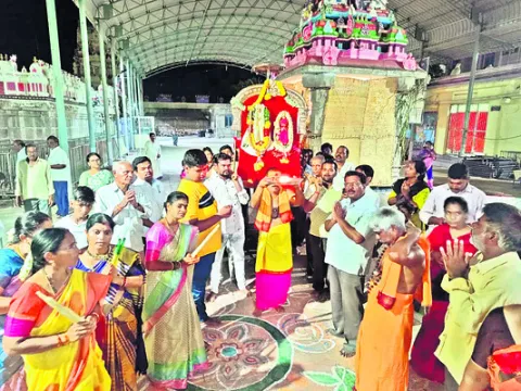వైభవంగా పల్లకీసేవ