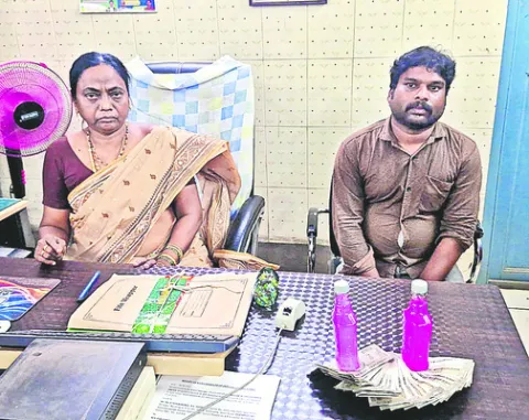 లంచం తీసుకుంటూ పట్టుబడ్డ సబ్‌ రిజిస్ట్రార్‌ 