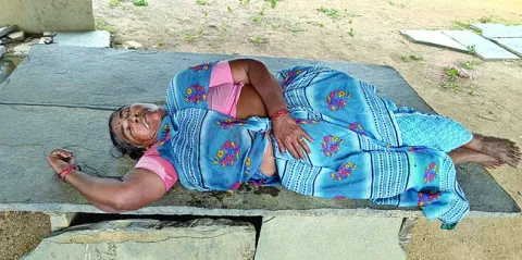 మహిళా రైతు ఆత్మహత్యాయత్నం