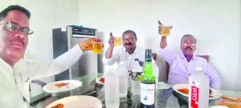 మందేసి.. చిందేసిన అధికారులు
