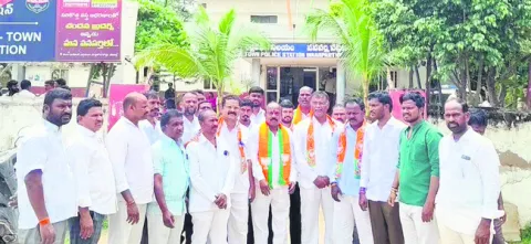 కాంగ్రెస్‌ రౌడీయిజం మానుకోవాలి 