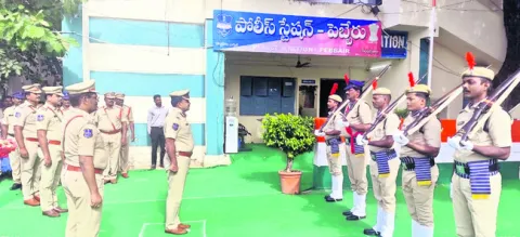 పోలీసులు ఎల్లవేళలా అందుబాటులో ఉండాలి 