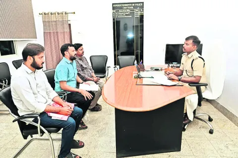 ప్రతి ఫిర్యాదుపై విచారణ చేపట్టాలి 
