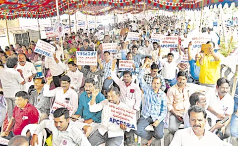 Employees Strike In Vijayawada At Dharna Chowk