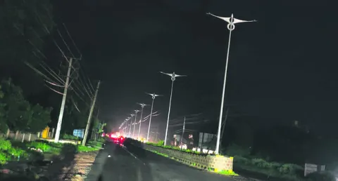 వీధి దీపం.. నిర్వహణ భారం..