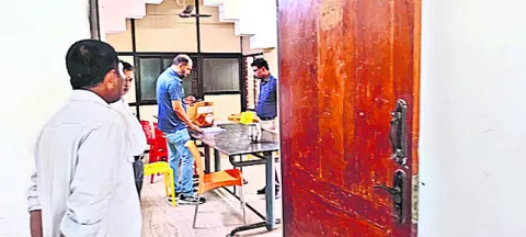 హెటెరో గొడౌన్‌లో తనిఖీలు 