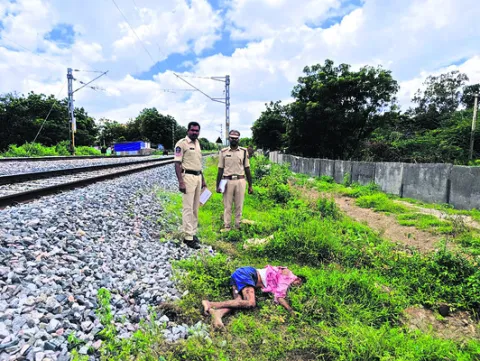 రైలు నుంచి జారి పడి వ్యక్తి మృతి 