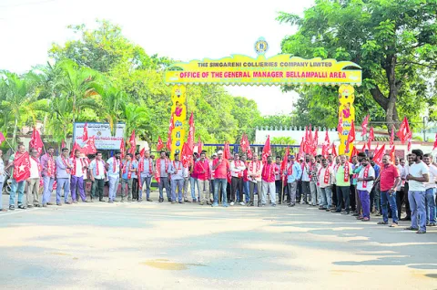 లాభాల వాటా చెల్లించాలని ధర్నా
