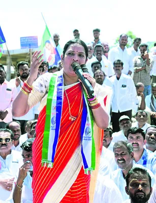 హాఫ్‌ నాలెడ్జ్‌ మంత్రి సవిత 