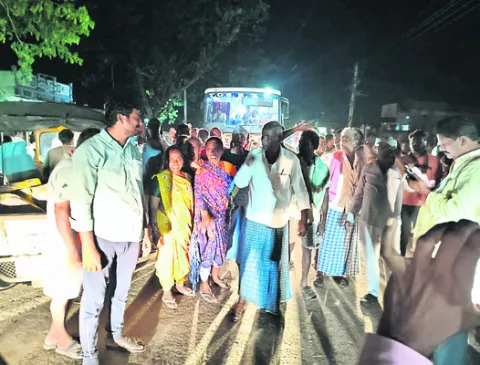 యూరియా అందించాలని రోడ్డెక్కిన రైతులు