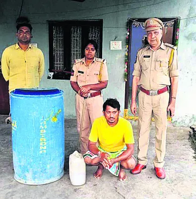 నాటుసారా స్థావరాలపై దాడులు
