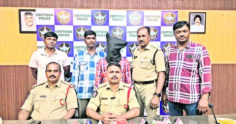 పోలీసునని చెప్పి.. మహిళల వద్ద బంగారం లూటీ 