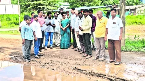 గుంతలు పూడ్చలేకపోతే కాంట్రాక్టు వదులుకోండి 
