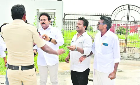 నాగభూషణ్‌రెడ్డిని అదుపులోకి తీసుకున్న పోలీసులు 