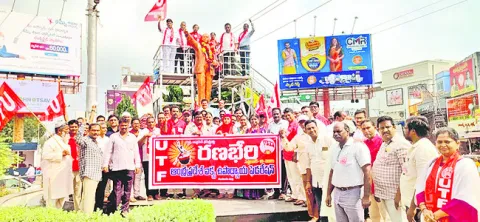 సమస్యలపై చర్చించే తీరిక ప్రభుత్వానికి లేదా ? 