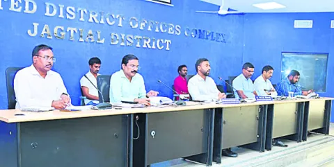ఇందిరమ్మ ఇళ్ల నిర్మాణంలో పురోగతి సాధించాలి