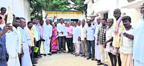 యూరియా అక్రమంగా తరలిస్తున్నారంటూ.. 
