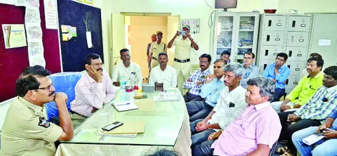 నన్నే పక్కన నిల్చోమంటావా! 