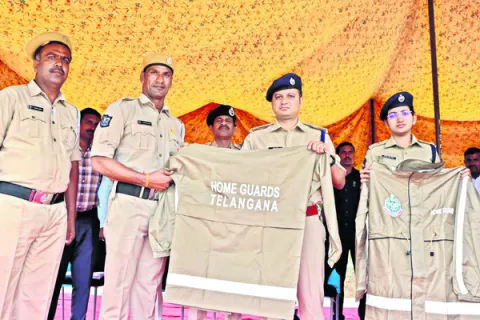 పెండింగ్‌ కేసులను పరిష్కరించాలి