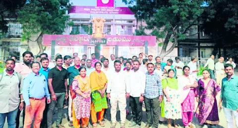 సమస్యలు పరిష్కరించకుంటే సమ్మె బాట 