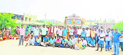 యూరియా కోసం రైతుల ఆందోళన