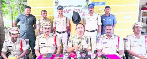 పోలీసులపై దాడులు చేస్తే కఠిన చర్యలు