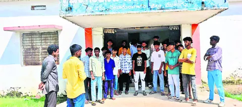 విద్యార్థులకు వంట తిప్పలు