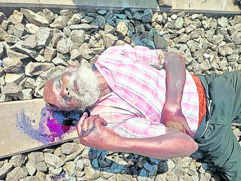 రైలు ఢీకొని వృద్ధుడి మృతి 